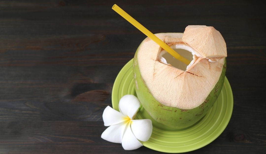 aftar Minuman yang Bisa Redakan Asam Lambung, Termasuk Air Kelapa